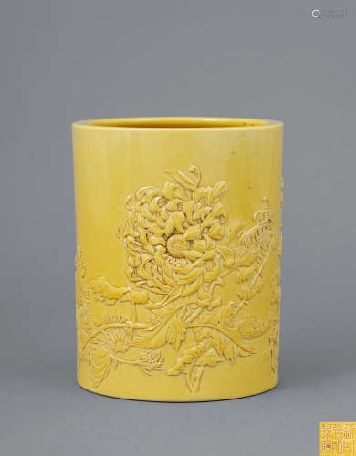 五十年代 楊海生製 黃釉雕瓷菊瓣紋筆筒 連座 