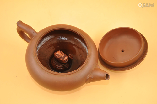 A purple clay teapot from Zhou Guizhen