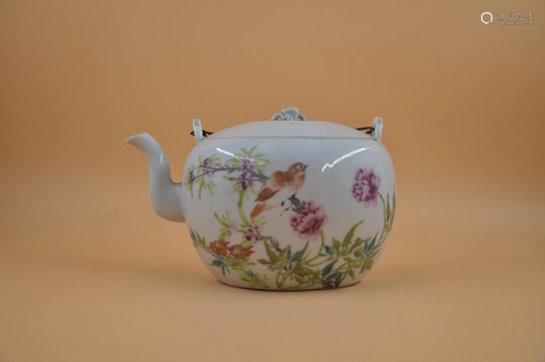 A teapot from celebrity Chang Tai