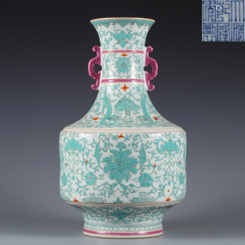 A Green and Red Enamel Decorated Vase Qing Dynasty