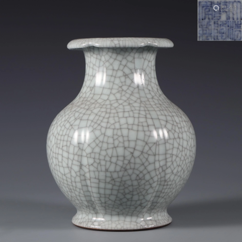 A Ge-ware Crackle Vase Qing Dynasty