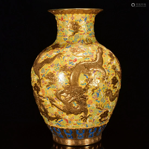 A gilt enamel-carved five-dragon gilt vase 46*32m in