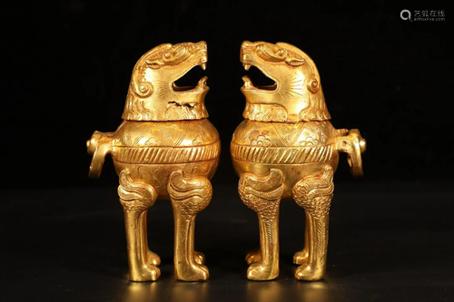 A pair of gilt lion stoves from the Tang Dynasty,