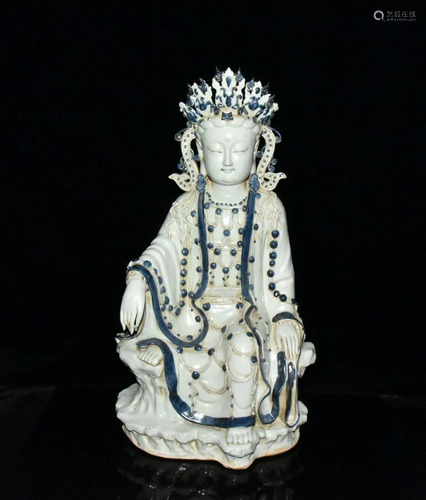 A blue and white sculpture of Guanyin in Yuan Dynasty