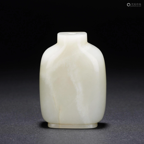 A CHINESE WHITE JADE SNUFF BOTTLE