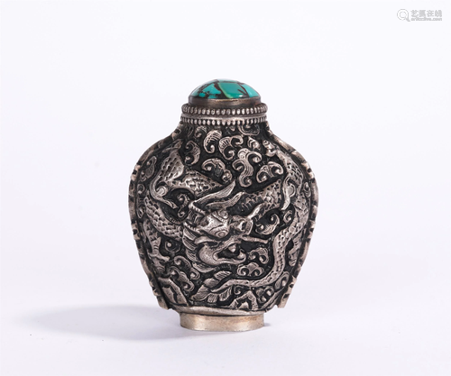 A CHINESE SILVER SNUFF BOTTLE INCISED WITH DRAGONS