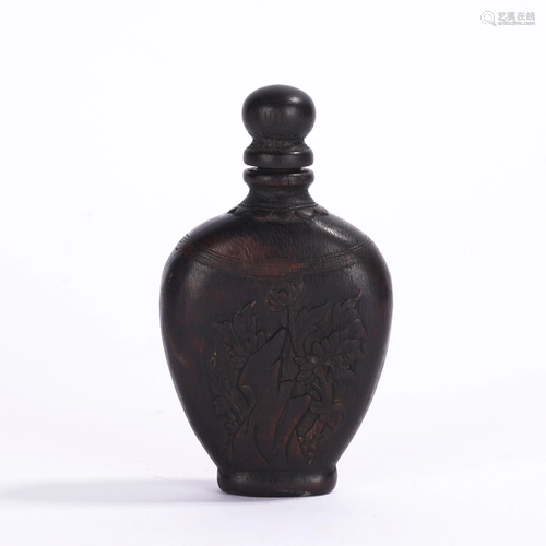 A CHINESE CARVED FLOWERS CHENXIANG WOOD SNUFF BOTTLE