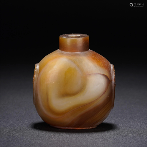 A CHINESE CARVED AGATE SNUFF BOTTLE