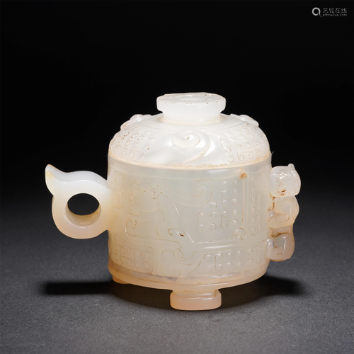 A CHINESE AGATE TRIPOD CUP AND COVER