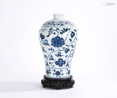 A CHINESE BLUE AND WHITE PORCELAIN VASE