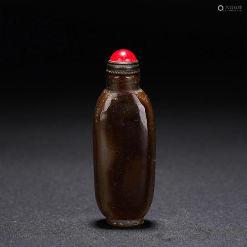 A CHINESE CARVED PLAIN AGATE SNUFF BOTTLE