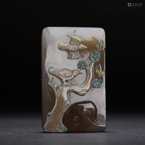 A CHINESE AGATE CARVED FLOWER-BIRD PENDANT