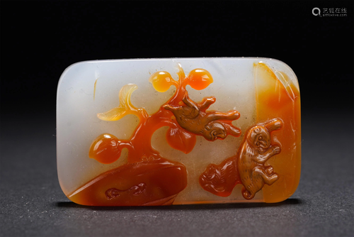 A CHINESE AGATE CARVED MONKEYS AND PEACHES PENDANT