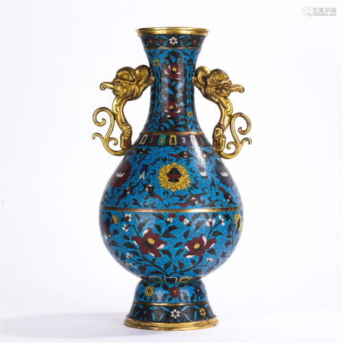 A CHINESE ENAMEL FLORAL VASE WITH DOUBLE HANDLES