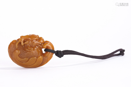 A CHINESE SOAPSTONE CARVED DRAGON PENDANT