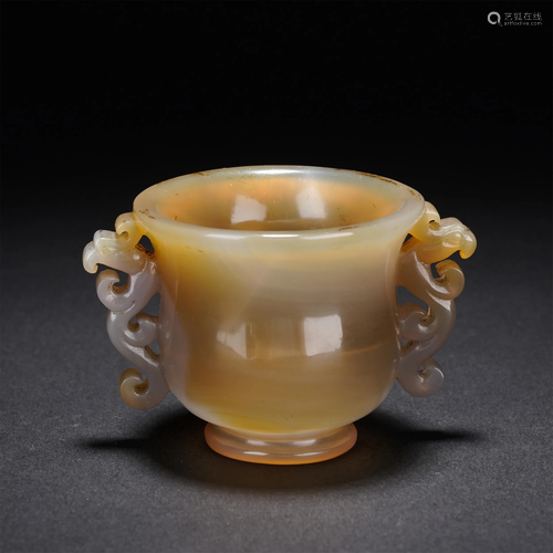 A CHINESE AGATE CUP WITH DOUBLE DRAGON HANDLES