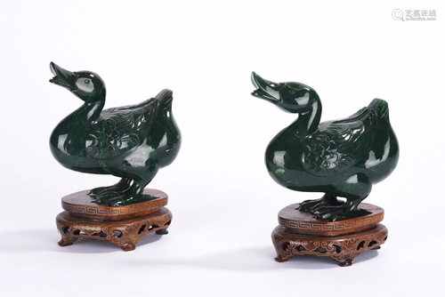 A PAIR OF CHINESE CARVED JASPER DUCKS