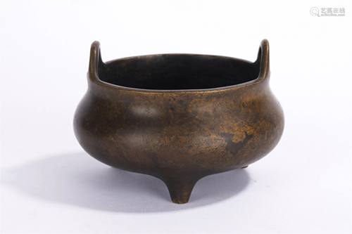 A CHINESE BRONZE TRIPOD CENSER WITH DOUBLE HANDLES