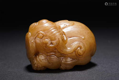 A CHINESE JADE CARVED ELEPHANT PAPERWEIGHT