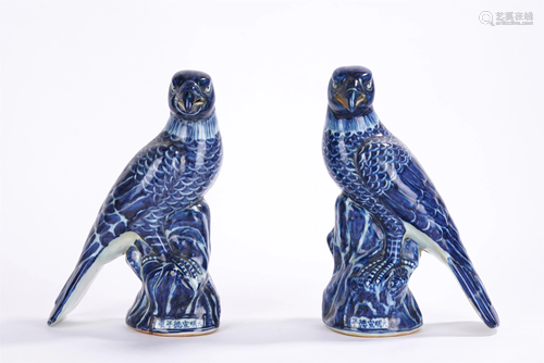 A PAIR OF CHINESE BLUE AND WHITE PORCELAIN PARROTS