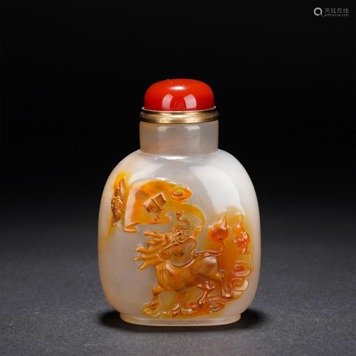 A CHINESE AGATE CARVED KYLIN SNUFF BOTTLE