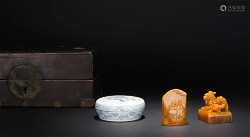 TWO CHINESE SOAPSTONE SEALS, A FAMILLE ROSE INK-PASTE