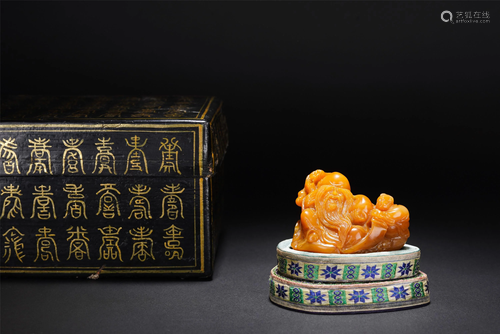 A CHINESE SOAPSTONE CARVED FIGURAL DECORATION