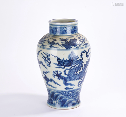 A CHINESE BLUE AND WHITE DRAGON PORCELAIN JAR