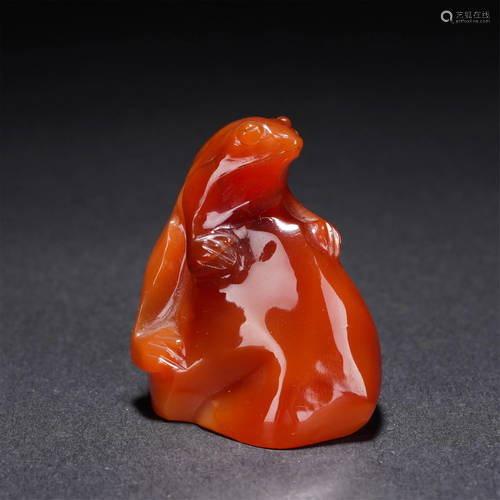 A CHINESE CARVED AGATE DECORATION OF MYTHICAL BEAST