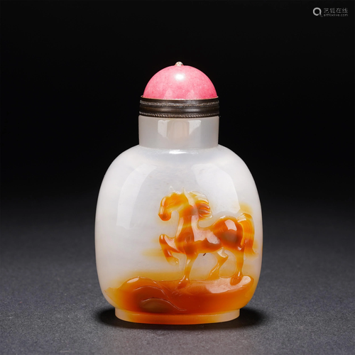 A CHINESE AGATE CARVED HORSE SNUFF BOTTLE