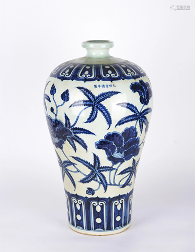 A CHINESE BLUE AND WHITE FLORAL PORCELAIN VASE