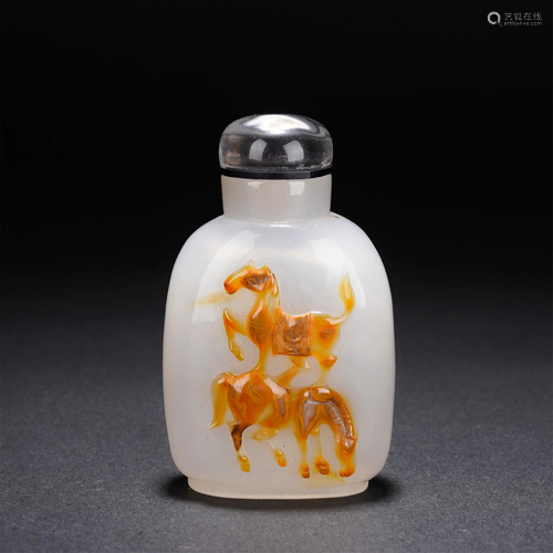 A CHINESE AGATE CARVED HORSES SNUFF BOTTLE