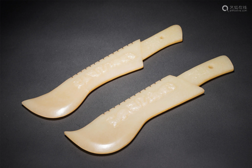 A PAIR OF CHINESE CARVED JADE KNIVES