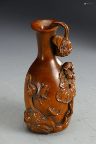 A BOXWOOD CARVING VASE WITH LOTUS DECOR