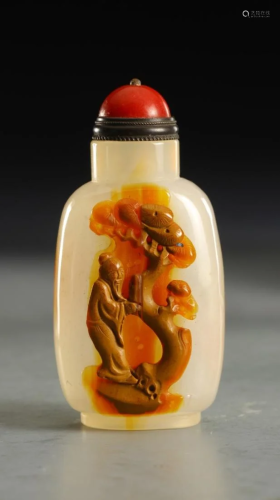 AN AGATE CARVING 'SCHOLAR' SNUFF BOTTLE