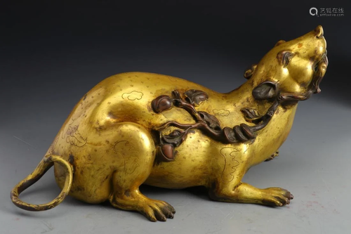 A GILT BRONZE FIGURE OF MOUSE ORNAMENT