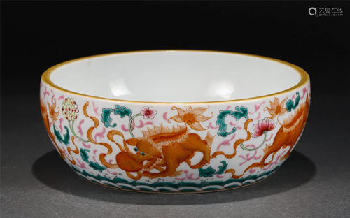 A CHINESE FAMILLE ROSE PORCELAIN CIRCULAR BASIN