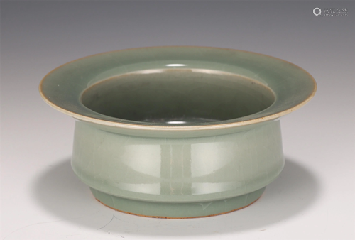 A CHINESE LONGQUAN-TYPE GLAZED PORCELAIN WASHER