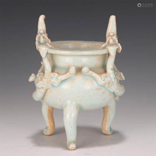 A CHINESE HUTIAN-TYPE PORCELAIN TRIPOD INCENSE BURNER