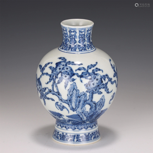 A CHINESE BLUE AND WHITE PORCELAIN VASE