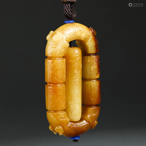 A CHINESE CARVED JADE PENDANT