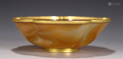 A CHINESE GOLD-MOUNTED AGATE LOBED BOWL