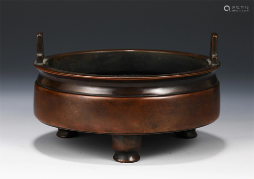 A CHINESE BRONZE TRIPOD CENSER WITH DOUBLE HANDLES