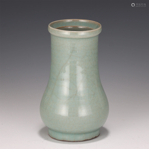 A CHINESE GUAN-TYPE GLAZED PORCELAIN VASE