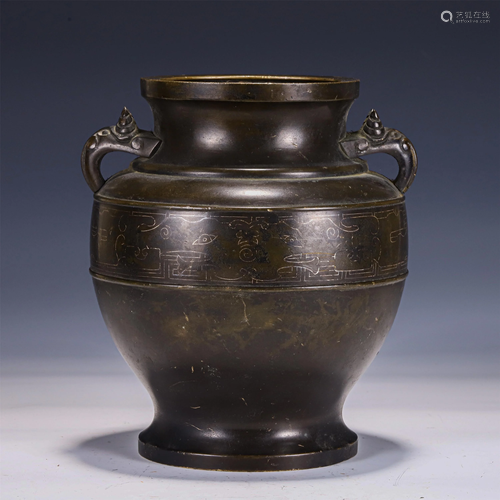 A CHINESE BRONZE JAR WITH DOUBLE HANDLES