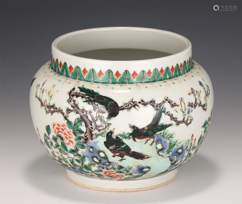 A CHINESE GU-CAI FLOWER-BIRD PORCELAIN VASE