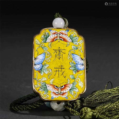 A CHINESE PAINTED-ENAMEL FASTING PENDANT