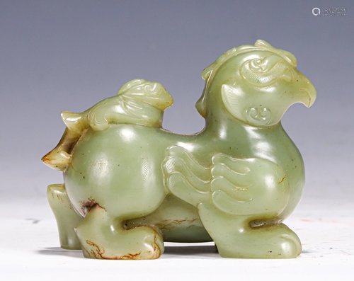 A CHINESE JADE CARVED MOTHER-AND-SON BEAST DECORA…