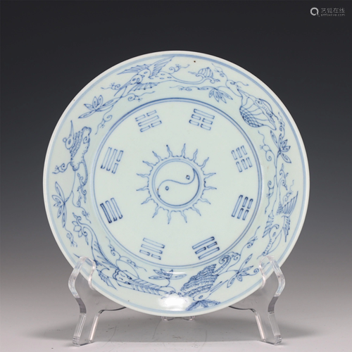 A CHINESE BLUE AND WHITE PORCELAIN DISH