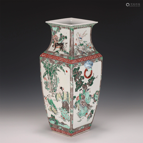 A CHINESE GU-CAI GLAZED SQUARE VASE WITH DOUBLE HAND…